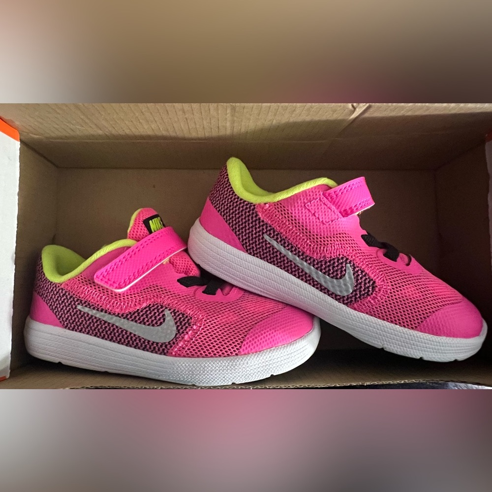 New Nike Girl Sneaker (7c)